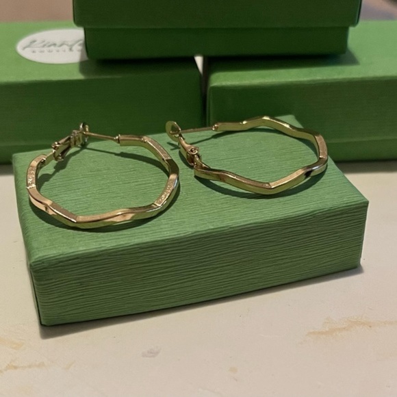 Kiante’s Boutique Jewelry - Small Gold Wavy Hoop Earrings (#D18)